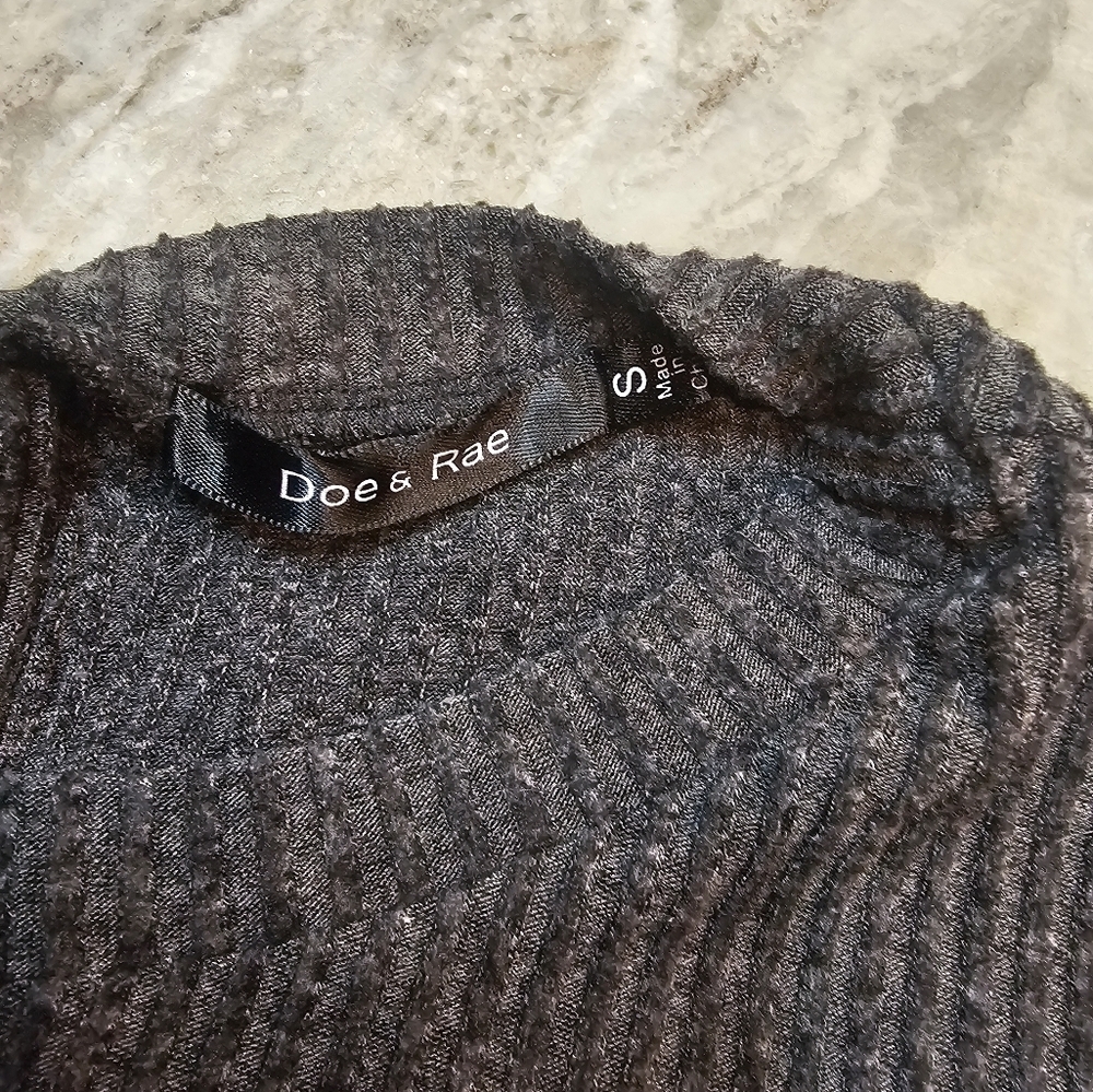 Doe & Rae Gray Ribbed Lace-Up Back Sweater Size Small - Picture 3 of 8